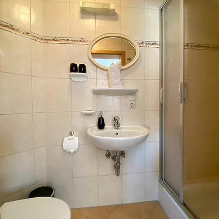 Gaestehaus Djuren Bed & Breakfast 3*